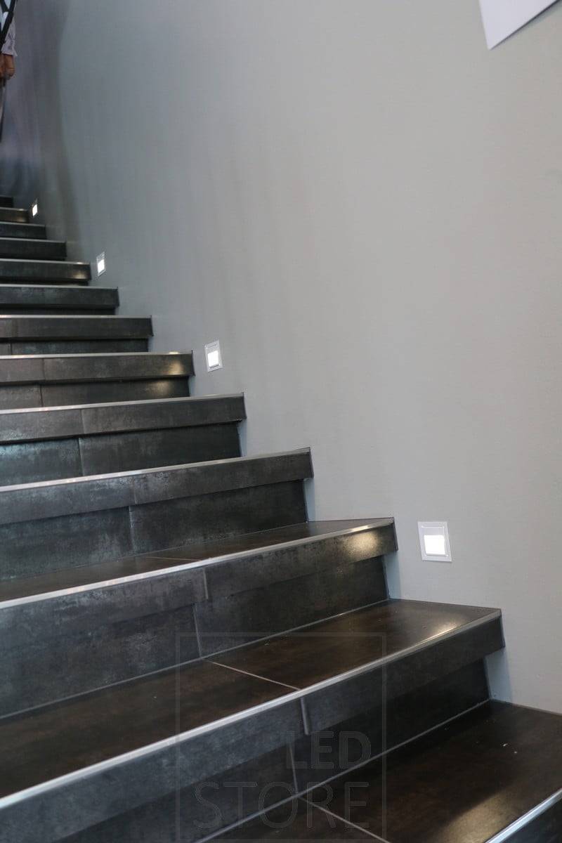 Apliques empotrados, que en el tercer escalón es suficiente para iluminar la escalera.